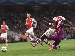 Danny Welbeck (vpravo) z Arsenalu strieľa jeden zo svojich gólov.