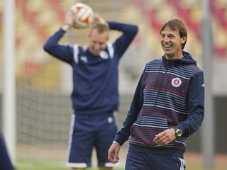 Tréner Straka sa v stredu na tréningu usmieval.