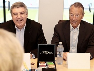 Šéf MOV Thomas Bach (vľavo) s Gerhardom Heibergom, členom MOV, v Osle.