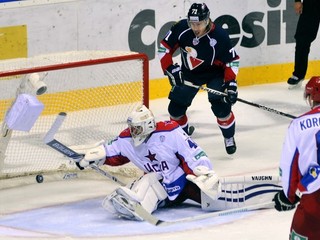 Brankár Galimov v zápase na ľade Slovana Bratislava.