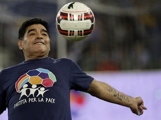 Diego Maradona pred zápasom za mier.