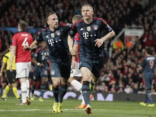 Bastian Schweinsteiger (vpravo) oslavuje so spoluhráčom Franckom Ribérym.