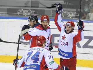 Hokejisti CSKA Moskva sa tešia z gólu na ľade Slovana Bratislava