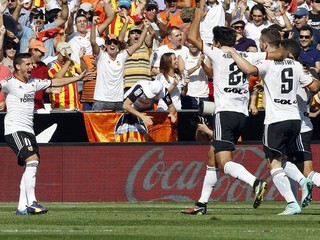 Radosť futbalistov Valencie z gólu do bránky Atlética Madrid.