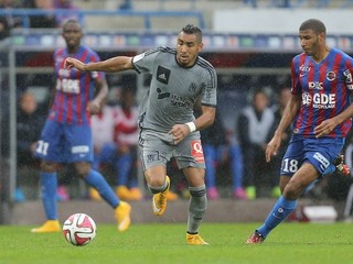 Payet z Marseille (vľavo) v súboji s hráčom Caen Adeottim.