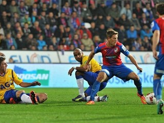 Patrik Hrošovský z Plzne (druhý sprava) sa snaží udržať loptu pred hráčmi Teplíc.