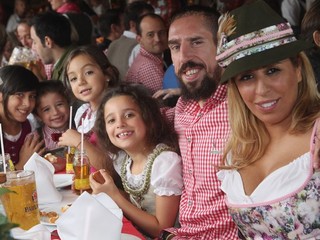 Franck Ribéry s manželkou Wahibou a deťmi.
