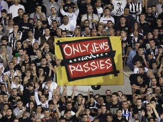 Priaznivci Partizana sa 18. septembra v stretnutí proti Tottenhamu (0:0), ktorý má prívržencov zo židovských komunít v Londýne, prezentovali antisemitským transparentom.