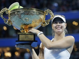Maria Šarapovová sa teší z triumfu na turnaji v Pekingu.