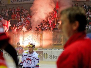 Začiatkom septembra zápas nedohrali pre zadymený štadión.