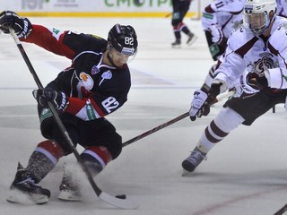 Michal Vondrka zo Slovana (vľavo) v súboji s Laurisom Darzinšom z Rigy v bratislavskom zápase.