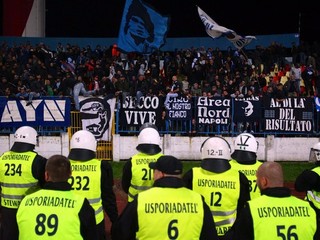 Fanúšikovia Neapola počas zápasu na Pasienkoch.