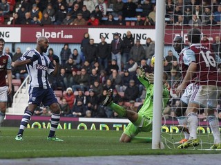 Veľkou hviezdou novej futbalovej ligy v Indii bude aj Nicolas Anelka (druhý zľava).