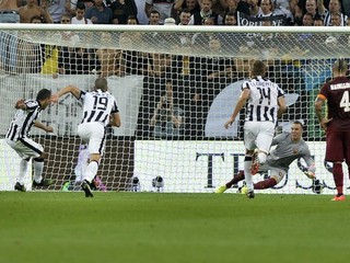 Carlos Tevez z Juventusu (vľavo) dáva gól z jedenástky.