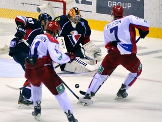 CSKA naďalej valcuje súperov. Na snímke sprava: Ivan Telegin z CSKA Sergej Andronov z CSKA na ľade Slovana.