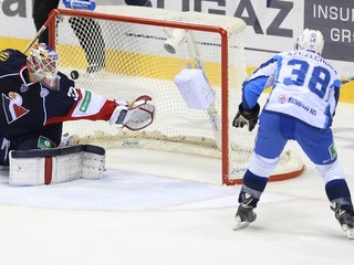 Hráč Dinama Minsk Paul Szczechura (vpravo) prekonáva brankára Slovana Jaroslava Janusa v prvom zápase v Bratislave.