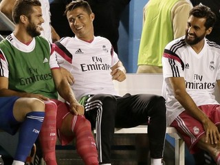 Cristiano Ronaldo (v strede)