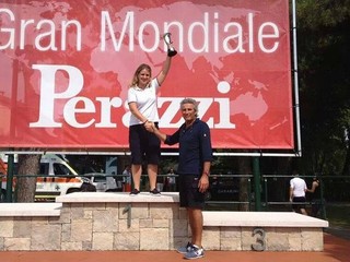 Zuzana Štefečeková na stupni víťazov.