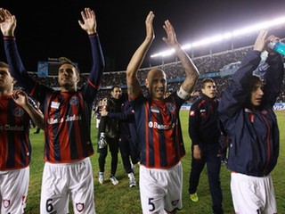 Futbalisti San Lorenzo oslavujú postup.