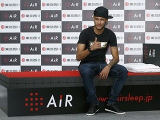 Neymar je v Japonsku.