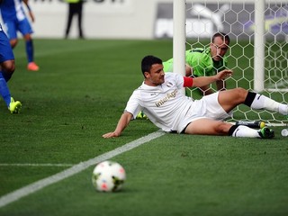 Slovenský brankár Slovana Liberec Lukáš Hroššo. Český klub prehral v Rumunsku 0:3 hetrikom Nigérijčana Kehinde Fataia.