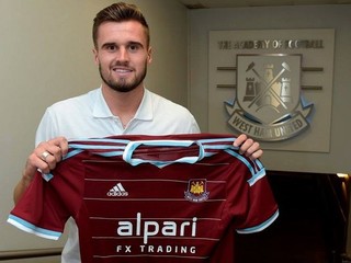 Jenkinson je šiestou letnou akvizíciou West Hamu.