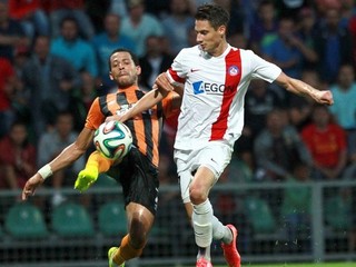 Patrik Mišák (vpravo) v súboji s Davidom Meylerom.