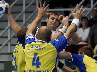 Radoslav Pekár (s loptou) v zápase proti Novým Zámkom.