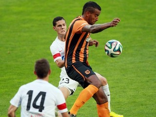 Huddlestone v súboji s Hajradinovičom.