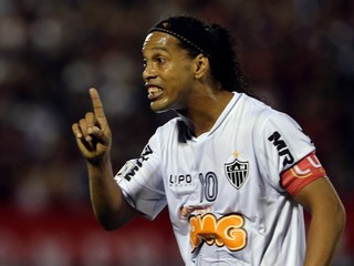 Brazílčan Ronaldinho prestupuje z Mineira do New Yorku Red Bulls.