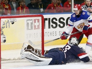 Viktor Tichonov strieľa vo štvrťfinále MS gól francúzskemu brankárovi.