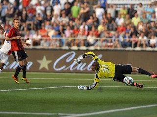 Trenčan Moses Daddy Simon strieľa gól brankárovi Trnavy Dobrivojovi Rusovi.