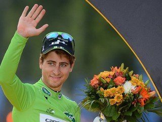 Peter Sagan z tímu Cannondale pózuje v zelenom drese pre víťaza bodovacej súťaže 101. ročníka najslávnejších pretekov sveta Tour de France v Paríži 27. júla.