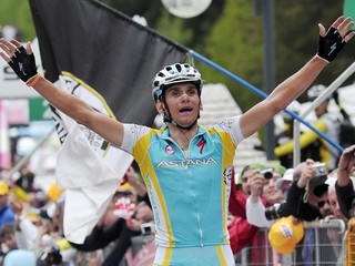 Kreuziger oslavuje v cieli víťazstvo 19. etapy Giro d'Italia 25. mája 2012.