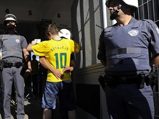 V Rusku vraj nútili ženské fanúšičky vyzliecť sa pri kontrole.