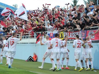 Futbalisti a fanúšikovia Spartaka Trnava počas zápasu 2. predkola EL proti FC Zestafoni.