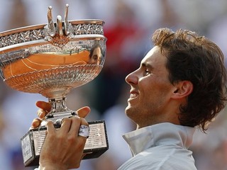 Rafael Nadal s trofejou pre víťaza Roland Garros.