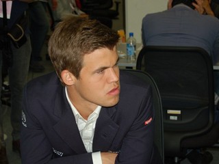 Magnus Carlsen počas partie 2. kola Svetovej šachovej olympiády v Tromsö proti Fínsku.