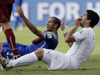 Luis Suárez uhryzol Giorga Chielliniho.