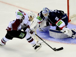 Rob Schremp v nájazde na brankára Slovana Jaroslava Janusa.