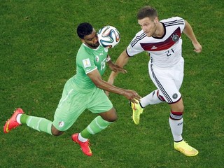 Nemecký reprezentant  Shkodran Mustafi (vpravo)prestúpil z Janova do FC Valencia.