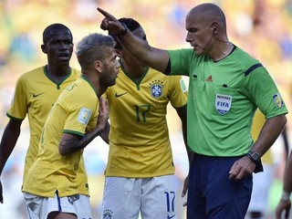 Howard Webb počas MS v Brazílii v diskusii s Danim Alvesom.
