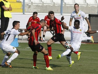 Sekou Sanogo Junior (vpravo) a Alain Rochat (vľavo) z Young Boys a domáci hráči Micrea Axente a Aradippou z Ermis Aradippou.