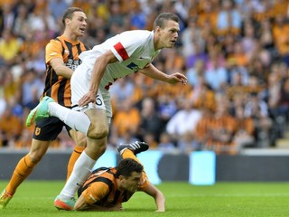 Útočník Trenčína Tomáš Malec (uprostred) strieľa gól cez hráčov Hull City Alex Bruce (dole) a James Chester (vľavo).