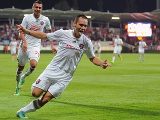 Martin Mikovič oslavuje gól proti St. Johnstone.