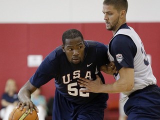 Kevin Durant (vľavo) počas tréningového kempu.