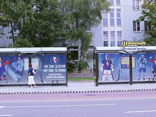 Zastávka Slovnaft aréna oproti hokejovému štadiónu.