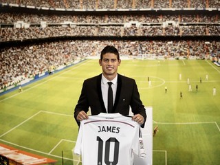 James Rodriguez drží dres s číslom 10 na štadióne Santiago Bernabeu v Madride.