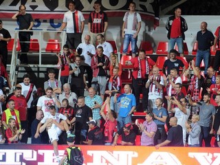 Strelec vyrovnávajúceho gólu Martin Mikovič z FC Spartak Trnava (vľavo dole), ktorého si stiahli diváci k sebe po skončení odvetného zápasu 3. predkola Európskej ligy.