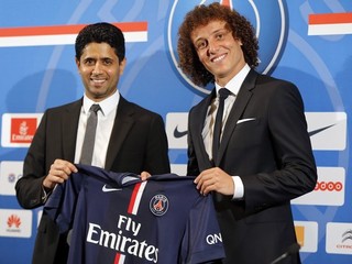 Nová posila z Brazílie David Luiz (vpravo) a prezident PSG Nasser al-Khelaifi. Luiz ešte na zápasovej súpiske PSG nebol.